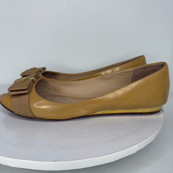 Tory Burch 9.5 Womens Trudy Open Toe Flat Shoe In Patent Tan Preppy *flaw - Picture 5 of 11